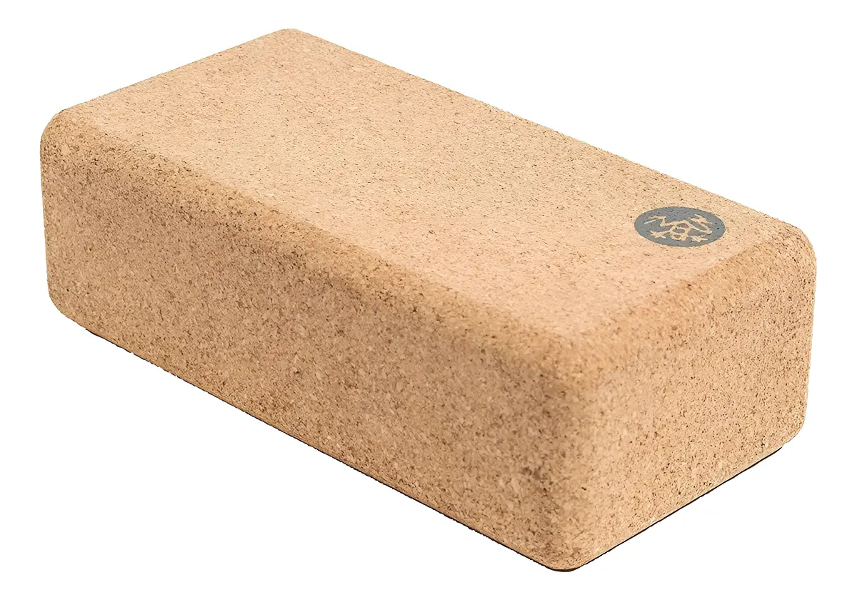 BLOQUE DE CORCHO ANTIDESLIZANTE MANDUKA PARA YOGA CON BORDE CURVADO 21.6CM